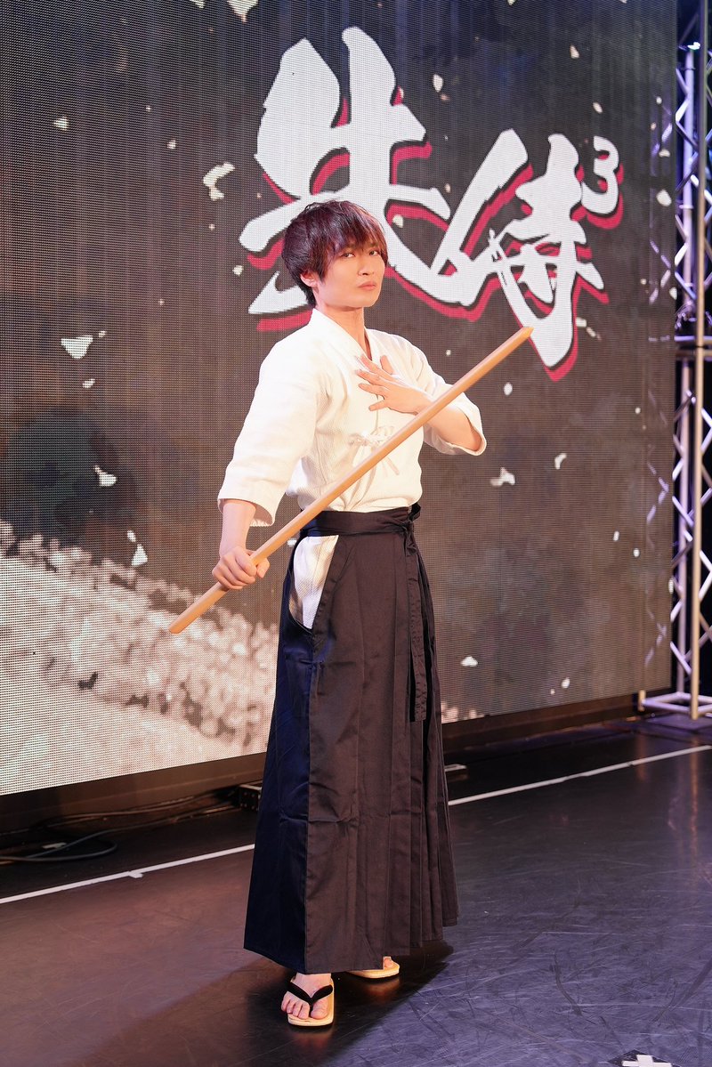sw_kageyama's tweet photo. 執事歌劇団LOSTイベント「失侍³」

無事終えました。
今回わたくしはオープニングの悪者と殺陣周りを主に担当いたしました。
お嬢様と絡むという非常に緊張したオープニングでしたが、悪の華を咲かせれたのでしょうか？

ティーサロンでご感想承れたら何よりです。
本日はありがとうございました！ https://t.co/Rfo3qW9nfS