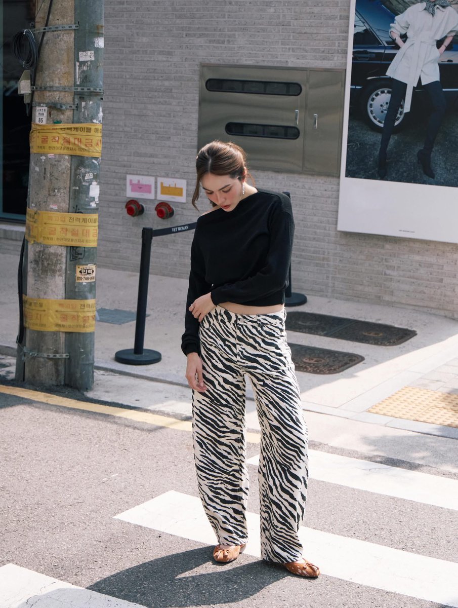 itsink_'s tweet photo. ก็ไม่คิดจะได้ถ่ายโปรโมทคอลเลคชั่นใหม่เลย พอเห็นภาพแล้วเข้าใจแบรนด์ทุกอย่างเลยอ่ะว่าทำไมต้องเป็นชาล็อต ชีมีความ international แบบที่เค้าบอกจริงๆ แล้วชาล็อตพรีเซนต์สินค้าออกมาได้ดีมากก เหมาะกับภาพลักษณ์ของแบรนด์สุดๆ ขอให้เติบโตสายนี้อีกเย้อๆน้าอ้วรร ㅠㅠ 🎀✨ #CharlottexOandB https://t.co/yGGGvrs8t1