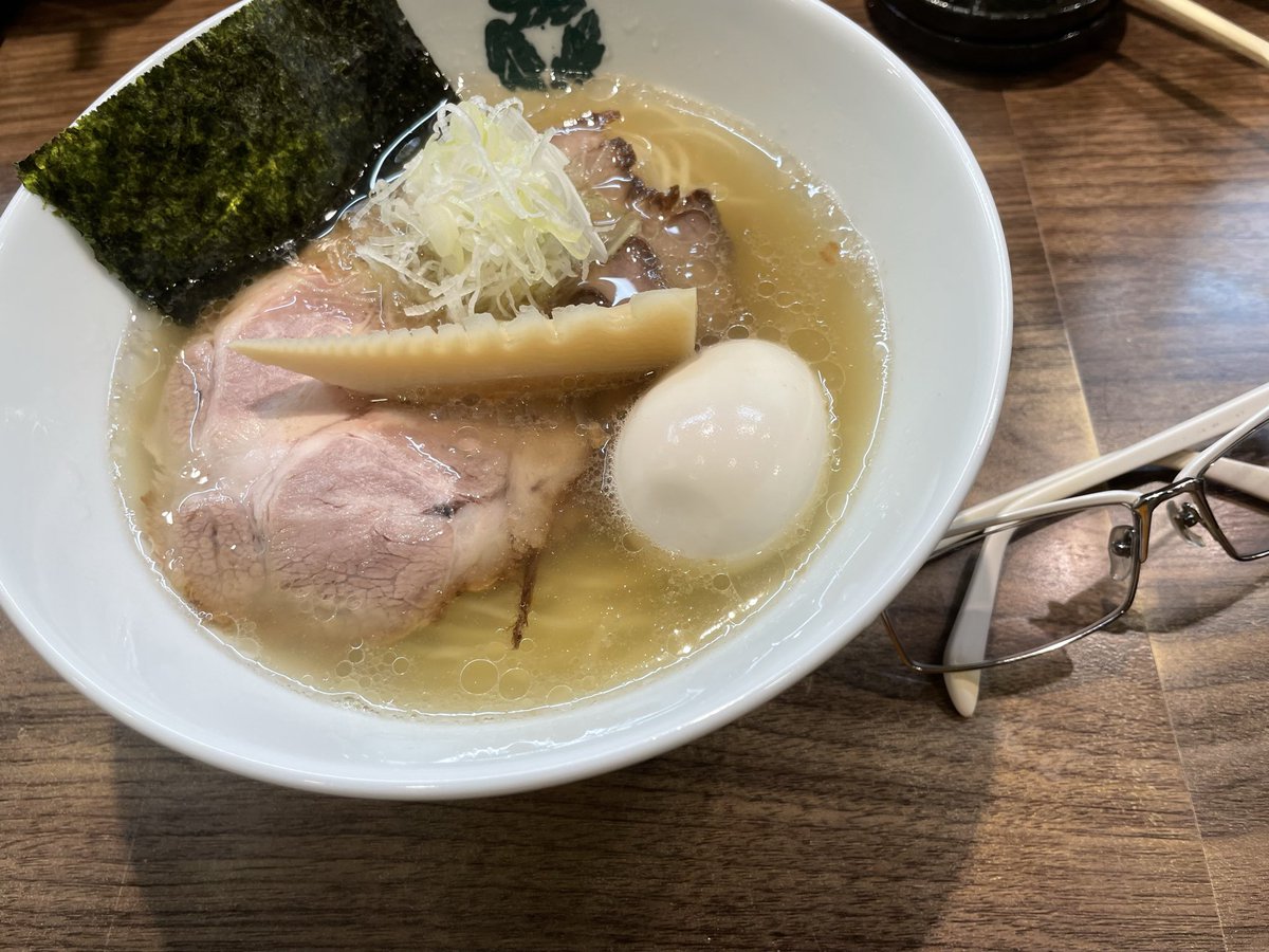 DAI216834618761's tweet photo. 先程は、Pｻﾏと呑みながら娘を待つ🤣
で有名な我が街松戸の #かじの葉 に訪麺
いつもすみません🙇
食券はルービー✖️4枚のスタート🤣
今日は3人とも玉ねぎ麹の塩👍
温度が下がると顔出す甘いｶﾎﾘ☺️
満足中の大満足🥰
え？醤油のカエシ改良の噂❓❓
コンセプトは聞きました🙄
楽しみがまたひとつ✨ https://t.co/3ya5f0mnqT