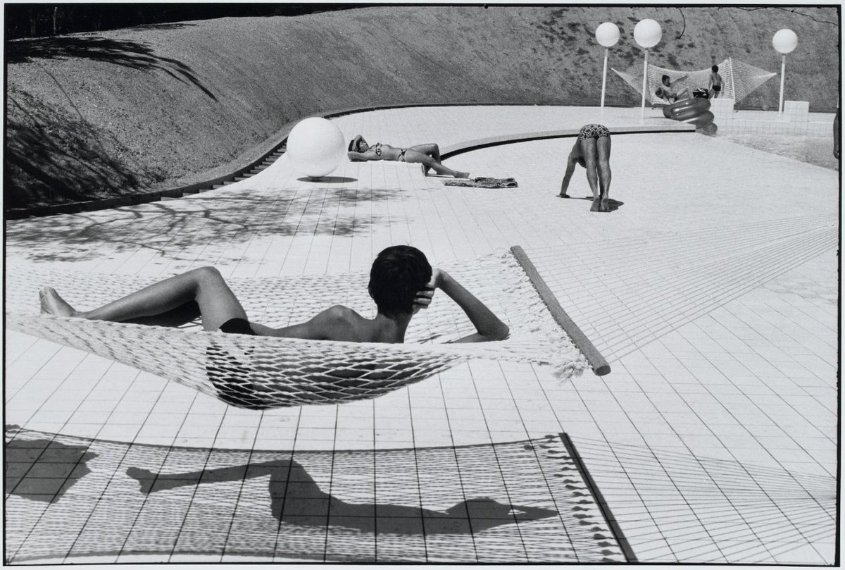 RafyQ's tweet photo. martine franck 
Swimming Pool (by Alain Capeilleres), 1976 https://t.co/kRSTJFW9Ms