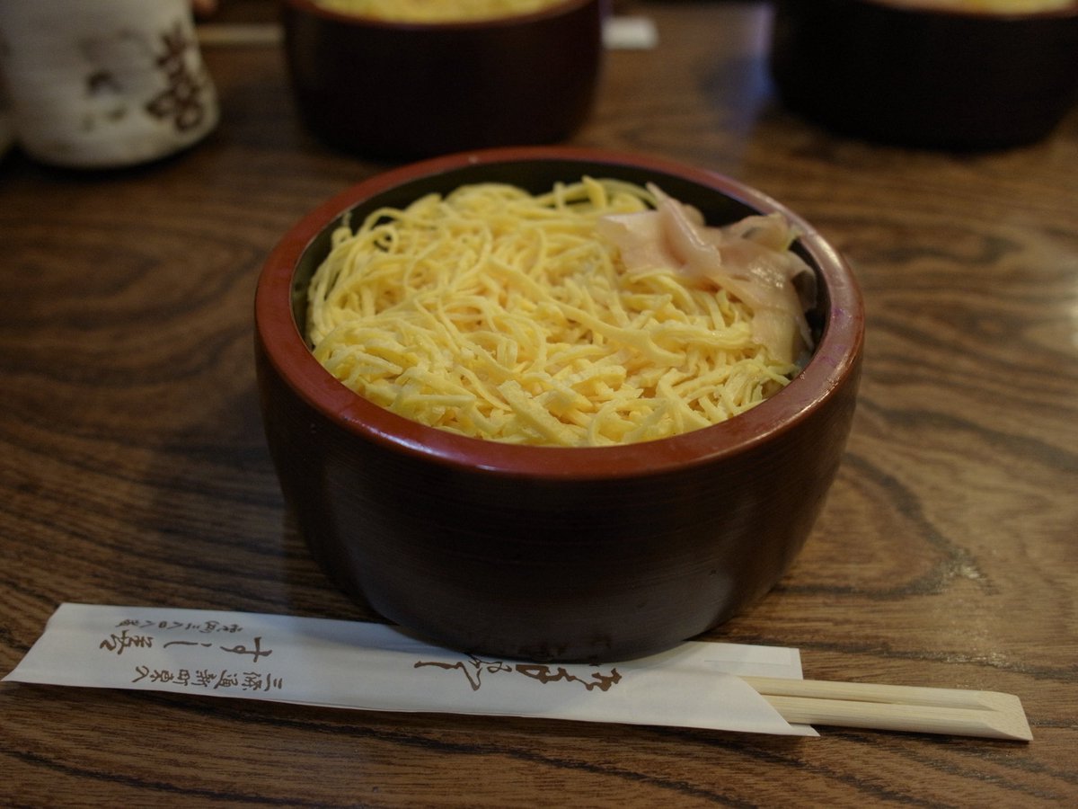 mocchi1018's tweet photo. 京都には、こういう昼が似合う。
街中のお寿司屋さん。
木のカウンターと、ちらし寿司

#京都 #京都グルメ #ちらし寿司 #すし善　#RICOHGXR https://t.co/og0lWZKF1p