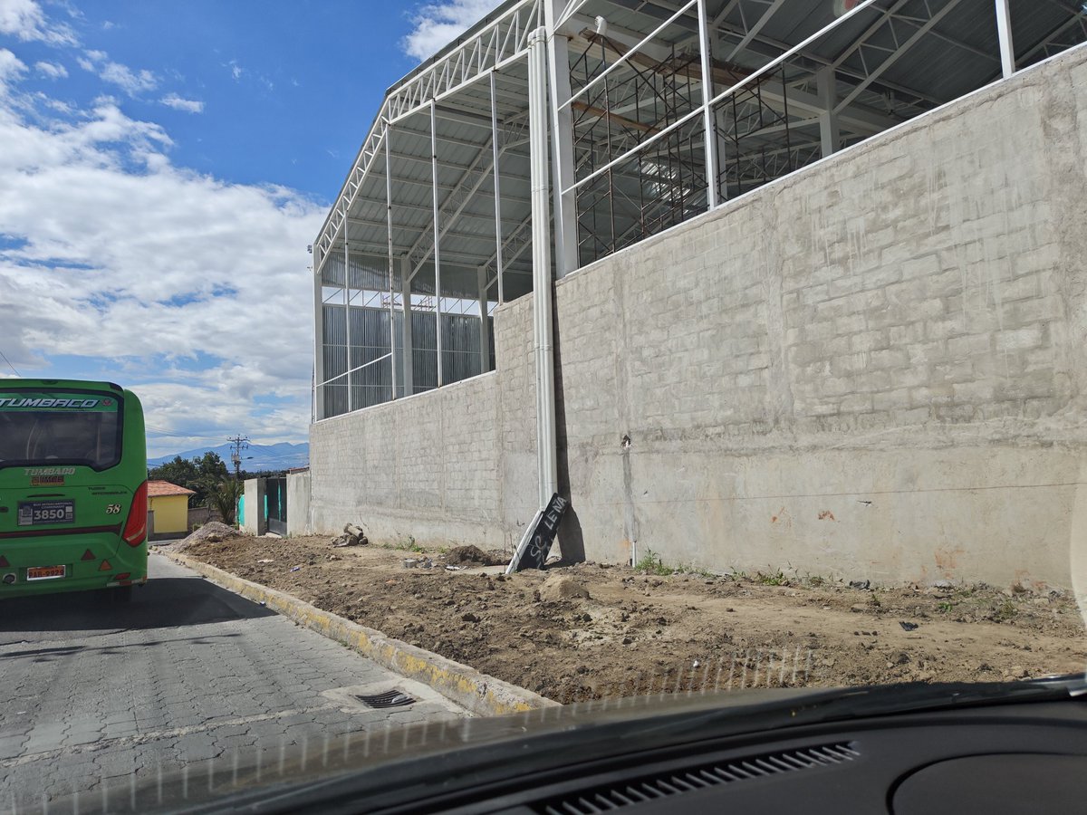 natap25's tweet photo. ¿Hasta cuándo sin vereda en Tumbaco, Barrio Rumihuayco?
@amcquito #LaCatedral @TumbacoI https://t.co/hVSqeYX4s4