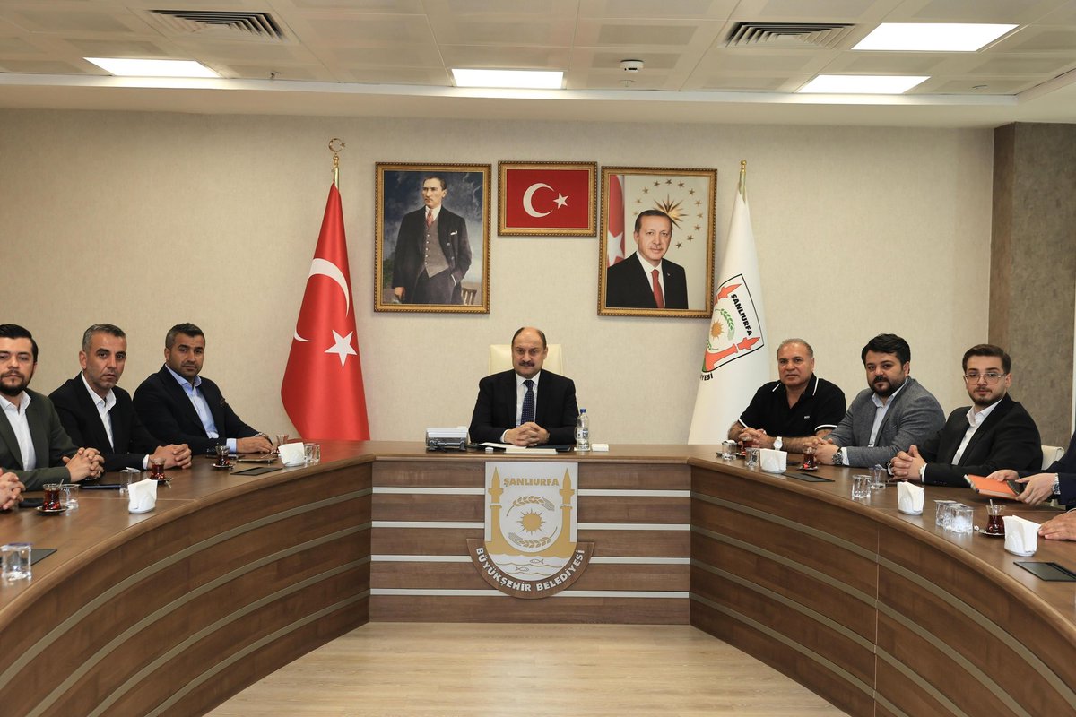 sanliurfabld's tweet photo. Şanlıurfaspor Kulübü Yönetiminden Ziyaret 

Şanlıurfaspor Kulübü Başkanı Hasan Avcı ve yönetim kurulu üyeleri, Şanlıurfa Büyükşehir Belediye Başkanımız Mehmet Kasım Gülpınar’ı ziyaret etti.

Nazik ziyaretleri için kendilerine teşekkür eder, Şanlıurfaspor’umuza başarılar dileriz. 💛💚