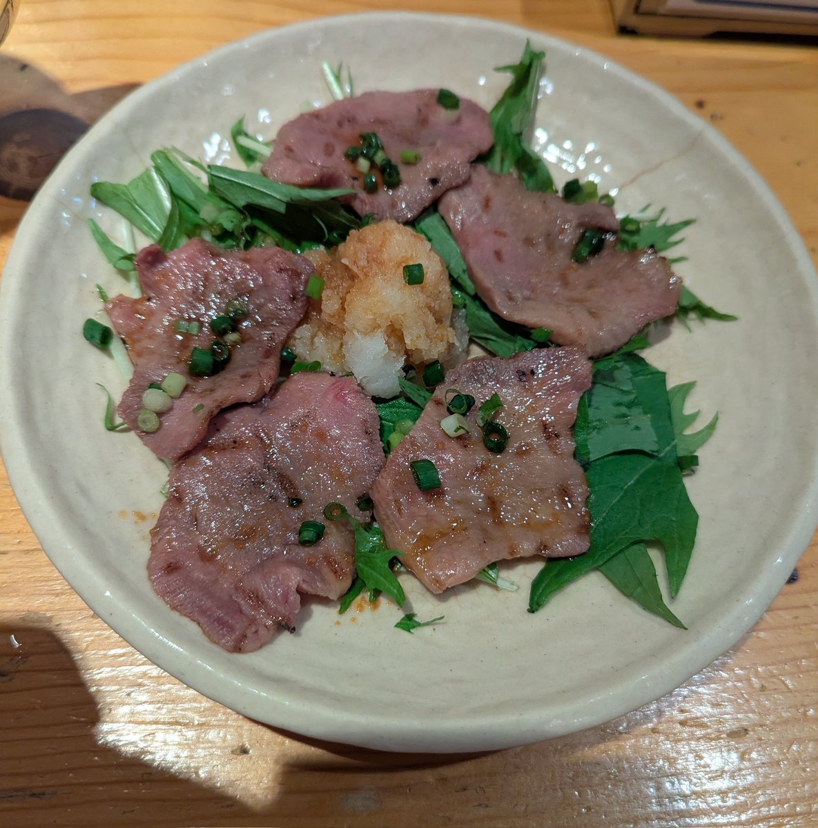 karuihiroF's tweet photo. 牛タンのたたき！！！　仙台出張を満喫なうです！　なお今はホテルで日中に終わらなかった仕事をしている模様……昨日は有給入れて観光するはずがホテルで仕事してましたしね……なぜ…… https://t.co/q5ZQse6zZ7