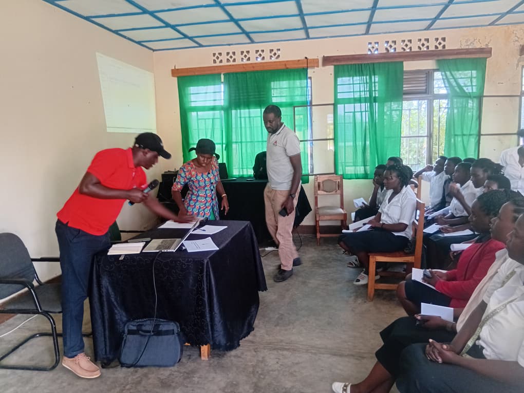 Youth_Actions's tweet photo. Uyu munsi mu #kigo cy'urubyiruko cya #Nyamagabe Youth #Center habereye igikorwa cyo kurahira no #kwinjiza ababyifuza mu #muryango wa #RPF #inkotanyi ku #rubyiruko #rwiga imyuga #itandukanye habanje gutangwa ikiganiro cyo #kumenya uko #umunyamuryango #yitwara https://t.co/QG2j9uIXgu