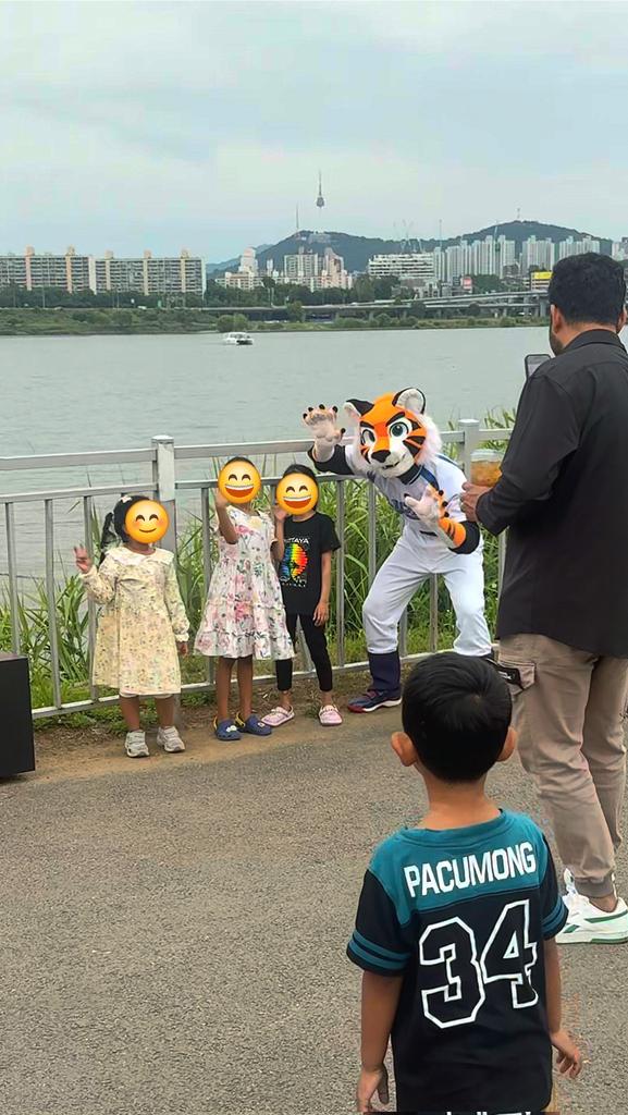BajoTiger's tweet photo. 퍼슈팅할 때 가장 보람찬 순간은 아이들이 좋아해줄때! 제 손으로 만든 캐릭터가 애들을 행복하게 만들어줄 수 있다는 게 너무 기쁘고 고마워요 ☺️ https://t.co/wZ7dNgiCsU