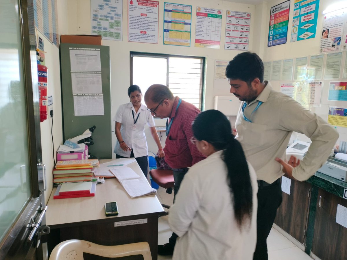 DSBCCNavsari's tweet photo. નવસારી જિલ્લામાં  લેપ્રસી કેસ ડિટેક્શન કેમ્પેઈન અંતર્ગત  સુપરવીઝન અને મોનીટરીંગ અર્થે સ્ટેટ કક્ષાની ટીમ દ્વારા મુલાકાત લેવામાં આવી. જેમાં સર્વે નિરીક્ષણ, રેકર્ડ-રજીસ્ટર ચકાસણી, રક્તપિત્ત રોગના શંકાસ્પદ અને સારવાર લઈ રહેલા દર્દીઓની મુલાકાત જેવી કામગીરીનું મૂલ્યાંકન કરવામાં આવ્યું. https://t.co/rq4xUQT211
