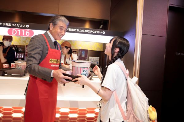 CINEMA】舘ひろし、赤いエプロン姿で劇場のお客様におもてなし⁉️ TOHO