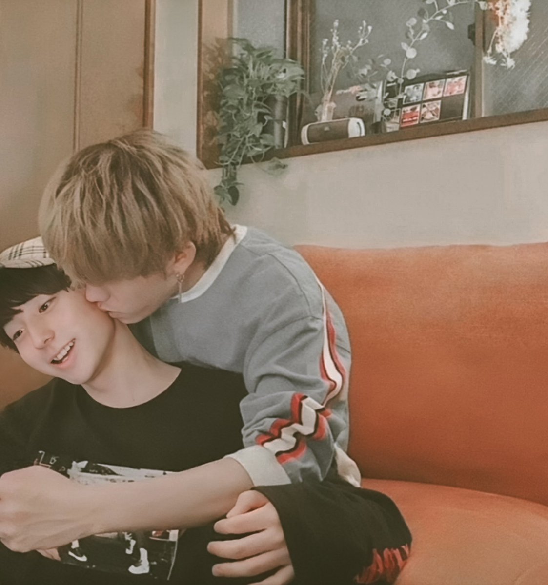 lamalila__'s tweet photo. 17 June : a love that stays

11 ปีที่ผ่านมาคือเครื่องพิสูจน์แล้วว่าฮิโระเรียวตะรักกันเก่งแค่ไหน ดูแลและเคียงข้างกันในทุกช่วงเวลา ขอให้ความรักของทั้งคู่มั่นคงและเข้มแข็งแบบนี้ตลอดไป ขอให้มีวันธรรมดาที่แสนพิเศษเหมือนทุกวันคือวันครบรอบเลย ♡

#HiroakiRyota
#HxR_Happy11thAnniversary https://t.co/5w4rVVJMzv