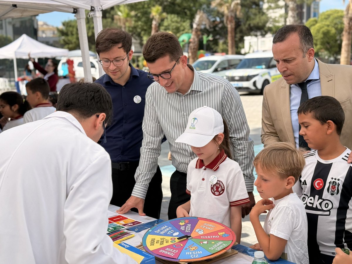 TC_Ezine's tweet photo. 📍 “Sağlıklı Çocuk, Sağlıklı Gelecek” Etkinliği Gerçekleştirildi

Kaymakam Yusuf Kaptanoğlu, “Sağlıklı Çocuk, Sağlıklı Gelecek” Programı kapsamında Ezine Yahya Çavuş İlkokulu’nda düzenlenen etkinliğe katıldı.

Ezine İlçe Sağlık Müdürlüğü ve İlçe Millî Eğitim Müdürlüğünün iş birliğinde gerçekleştirilen etkinlikte, okul bahçesinde kurulan Sağlıklı Beslenme, Aile Hekimliği, Ağız ve Diş Sağlığı, Kişisel Hijyen ve Hastalıklardan Korunma, 112 Acil Sağlık Hizmetleri ve UMKE istasyonlarında sağlık personelleri tarafından öğrencilere uygulamalı eğitimler verildi.

Etkinlik kapsamında öğrenciler; sağlıklı yaşam, dengeli beslenme, hijyen, fiziksel aktivite ve ilk yardım konularında hazırlanan atölye çalışmaları ile etkinliklere katılarak hem yeni bilgiler edindi hem de eğlenceli vakit geçirdi. Ayrıca İlçe Emniyet Müdürlüğü, Ezine Belediyesi İtfaiye Amirliği ve Zabıta ekipleri tarafından da kendi görev alanlarıyla ilgili bilgilendirmeler yapılarak öğrencilerde farkındalık oluşturuldu.

Kaymakam Yusuf Kaptanoğlu, sağlıklı nesillerin yetişmesinde çocukluk döneminde kazanılan doğru alışkanlıkların büyük önem taşıdığını belirterek, programın çocukların sağlık bilincinin gelişmesine önemli katkılar sunduğunu ifade etti.