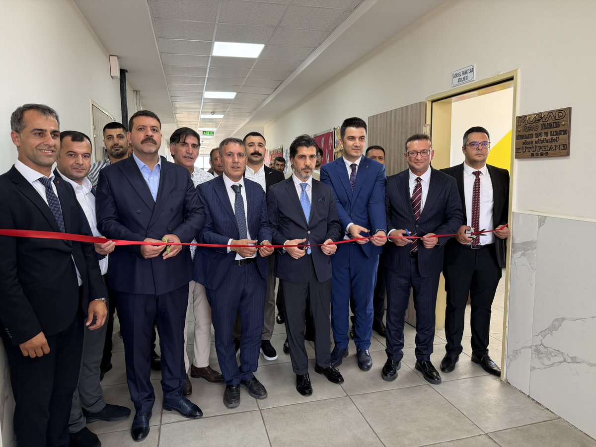 MUSIADiyarbakir's tweet photo. Bugün MÜSİAD Diyarbakır olarak Tapu Kadastro  iş birliğiyle, Çınar-Sırımkesen Ortaokulu ve Bismil Mehmet Akif Ersoy Ortaokulu’nda kurduğumuz bilgisayar sınıflarının açılışlarını gerçekleştirdik.

Açılış programımıza teşrif eden 
Bismil Kaymakamı Recep HASAR, Bismil İlçe Jandarma Komutanı Binbaşı Haydar DURSUN,
MÜSİAD Genel Başkan Yardımcımız Fahrettin OYLUM’a, Tapu ve Kadastro Genel Müdür Yardımcısı Ömer Sinan BAYÇELEBİ’ye, İl Milli Eğitim Müdürümüz Salih SADOĞLU’na, İl AFAD Müdürümüz İlami ÇAKMAK���a, Tapu ve Kadastro Bölge Müdürümüz Gökhan TANER’e, İl Defterdarımız Mustafa İNCEÇAYIR’a ve İl Göç İdaresi Müdürümüz Murat ASLAN’a teşekkür ediyoruz.

Çocuklarımızın geleceğine katkı sunacak bu kıymetli projede emeği geçen herkese şükranlarımı sunuyorum. 
Eğitime yapılan her yatırımın, güçlü bir geleceğin teminatı olduğuna inanıyor; gençlerimiz için üretmeye ve çalışmaya devam ediyoruz.
@BurhanOzdemirTR 
@MUSIAD 
@vali_zorluoglu 
@foylum 
@HMBakanligi 
@tkgmgovtr