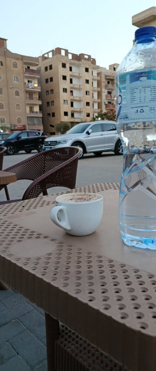 H__H_______'s tweet photo. كنت داخل الجيم اتمرن لقيت ناس كتير ريحتهم عرق فجأة لاقتني عل قهوة لحد ما يهدي https://t.co/wXnD5oNiF0