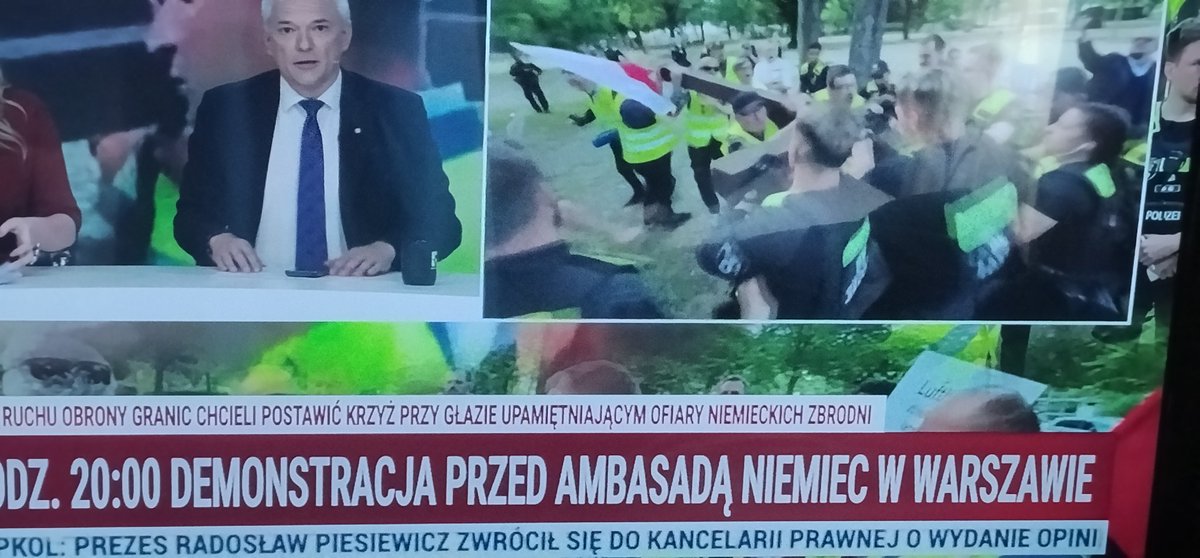 8497Malg's tweet photo. If Jews came to pay tribute to the victims of the #Holocaust, the #Berlinpolice would still protect them. Poles are still treated as #subhumans!!!! Brutal pacification of Polish #Patriots attempting to honor the memory of Polish Victims of German crimes. https://t.co/wvYBcG8oce
