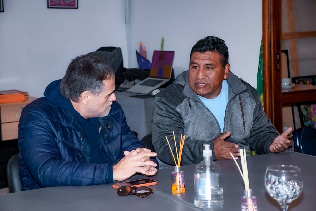 ArielPuy's tweet photo. 🤝 Recibimos a integrantes de la Colectividad Boliviana en un encuentro donde compartimos experiencias y valoramos el importante aporte que realizan a nuestra comunidad.

Destacamos su fortaleza, su cultura del trabajo y el esfuerzo cotidiano que los caracteriza, valores que contribuyen al crecimiento y desarrollo de nuestra provincia.

🇧🇴🇦🇷 La comunidad boliviana es una expresión viva de la riqueza de la cultura andina y un orgullo para La Rioja, enriqueciendo con su identidad, sus costumbres y sus tradiciones la diversidad que nos une.