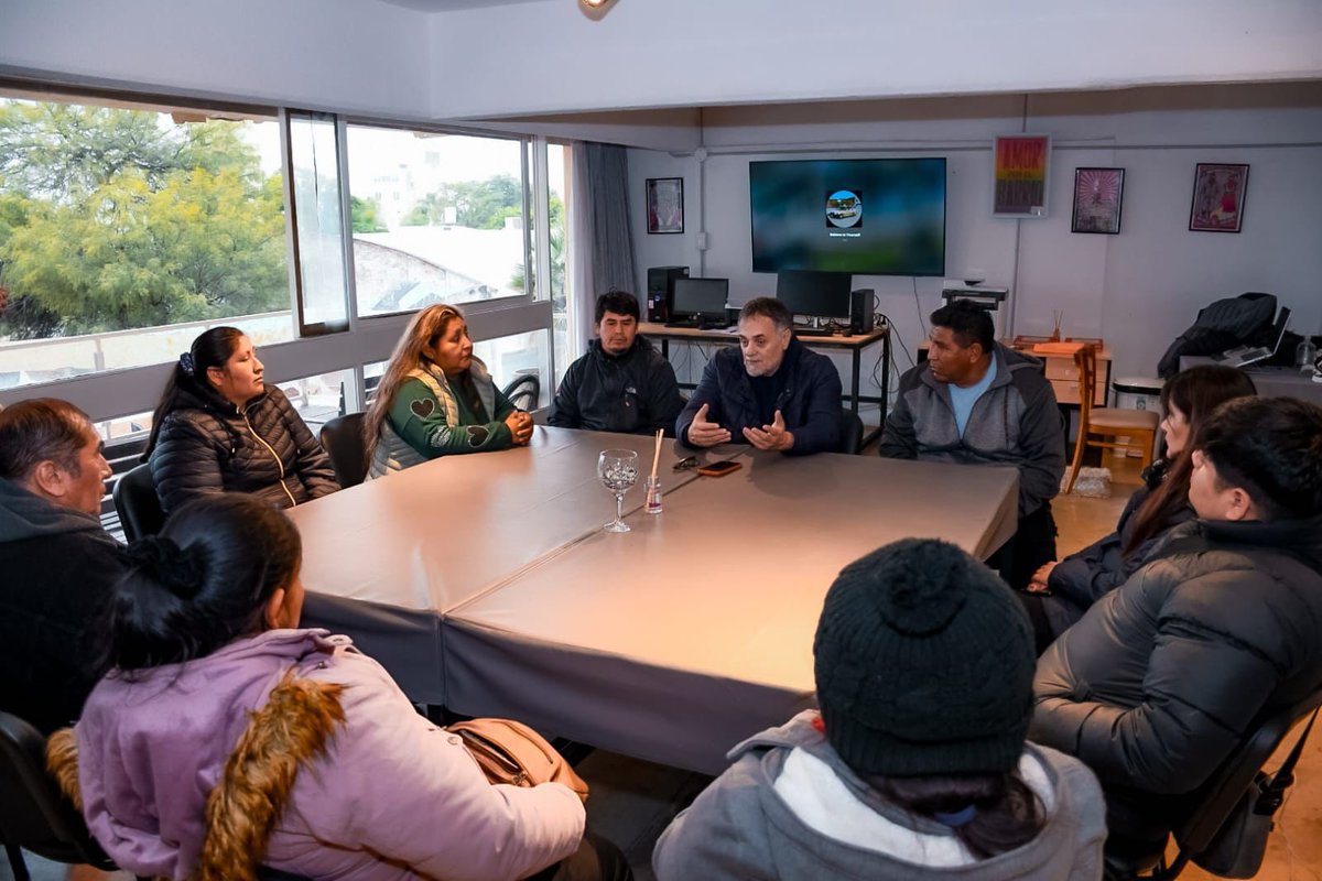ArielPuy's tweet photo. 🤝 Recibimos a integrantes de la Colectividad Boliviana en un encuentro donde compartimos experiencias y valoramos el importante aporte que realizan a nuestra comunidad.

Destacamos su fortaleza, su cultura del trabajo y el esfuerzo cotidiano que los caracteriza, valores que contribuyen al crecimiento y desarrollo de nuestra provincia.

🇧🇴🇦🇷 La comunidad boliviana es una expresión viva de la riqueza de la cultura andina y un orgullo para La Rioja, enriqueciendo con su identidad, sus costumbres y sus tradiciones la diversidad que nos une.