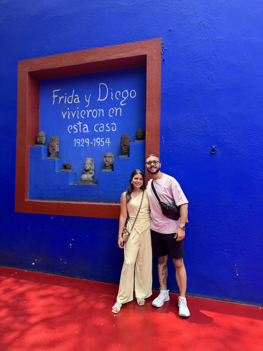 michelle1005_'s tweet photo. Paseando por Coyoacán 💙.   
Visitando el universo de Frida Kahlo,     Conociendo más de su vida y su historia 🎨. https://t.co/qkYWsp9qPu