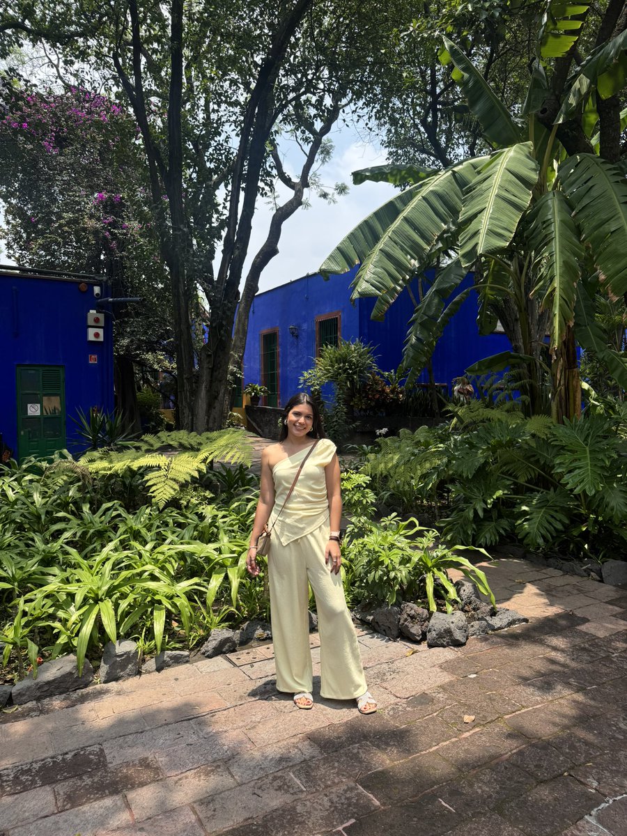 michelle1005_'s tweet photo. Paseando por Coyoacán 💙.   
Visitando el universo de Frida Kahlo,     Conociendo más de su vida y su historia 🎨. https://t.co/qkYWsp9qPu