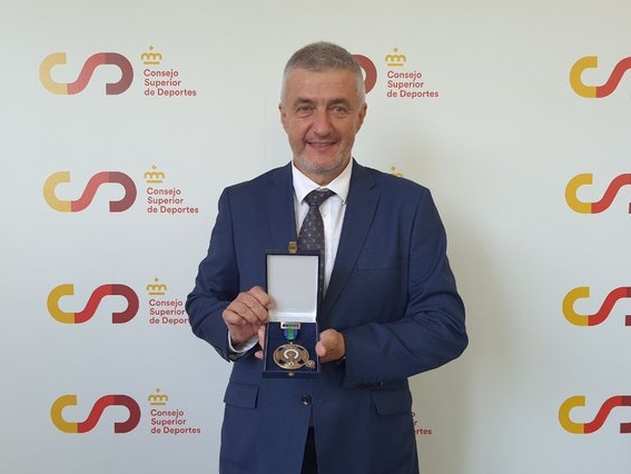 ppAlcorcon's tweet photo. 🤝 Un auténtico placer la pasada reunión con Enrique Álvarez Orcajo @eaorcajo Presidente Ejecutivo en Federación Española de Deportes de Personas con Discapacidad Física @FEDEDDF Vicepresidente
de @paralimpicos y de la @IWBFEurope 

Una auténtica referencia nacional e internacional en deporte adaptado, cooperación e inclusión 🫶

Su compromiso, trayectoria y esfuerzo durante años también aterrizó por Alcorcón y queremos que así sea en un futuro próximo: apostar por el trabajo bien hecho, la inclusión y la igualdad de oportunidades 💙🏅