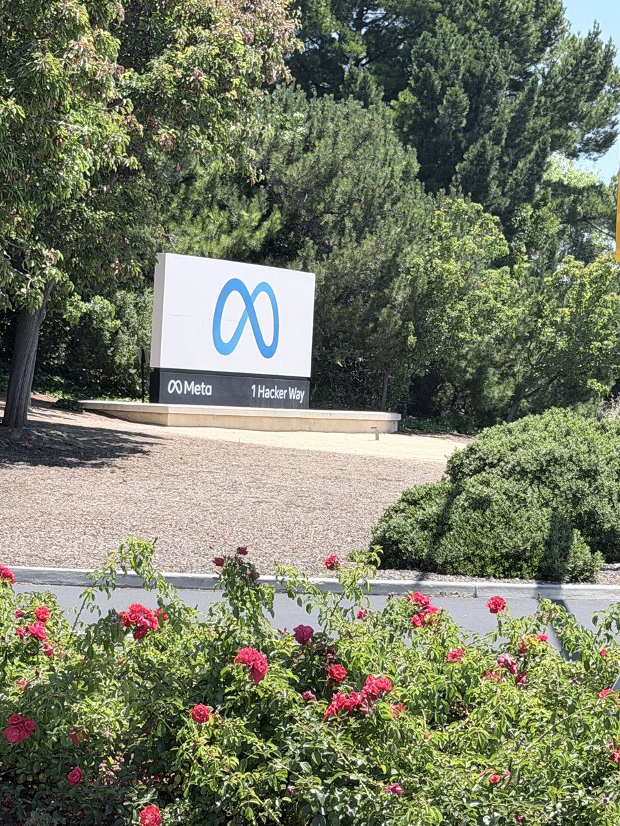 KnIhT_tNeReFfId's tweet photo. We drove around the @Meta verse!!! I absolutely love it is located at 1 Hacker Way.
!!! Well played @finkd. Bikes everywhere for the employees to get around. #csforall #csk8 #stem #makerspace #makersgonnamake https://t.co/yQfLN3uoiY