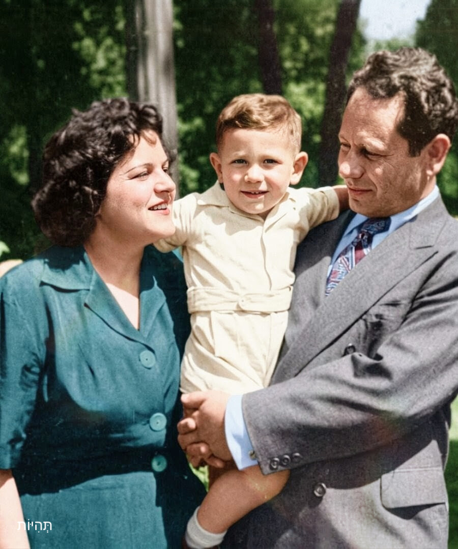historyinpic9's tweet photo. נתניהו וההורים, 1952. https://t.co/SE0HKbODie