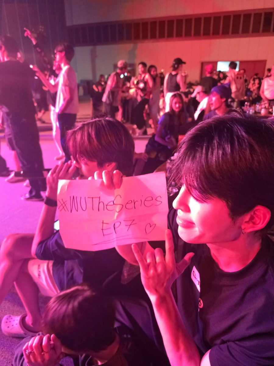 PhuwinOfficial's tweet photo. คนนึงร้องเพลง คนนึงยิง Ads 

❥@phuwintang🍯
#phuwintang
#GMMTVOuting2026
#WUTheSeriesEP7 https://t.co/1M8EVHkbmY