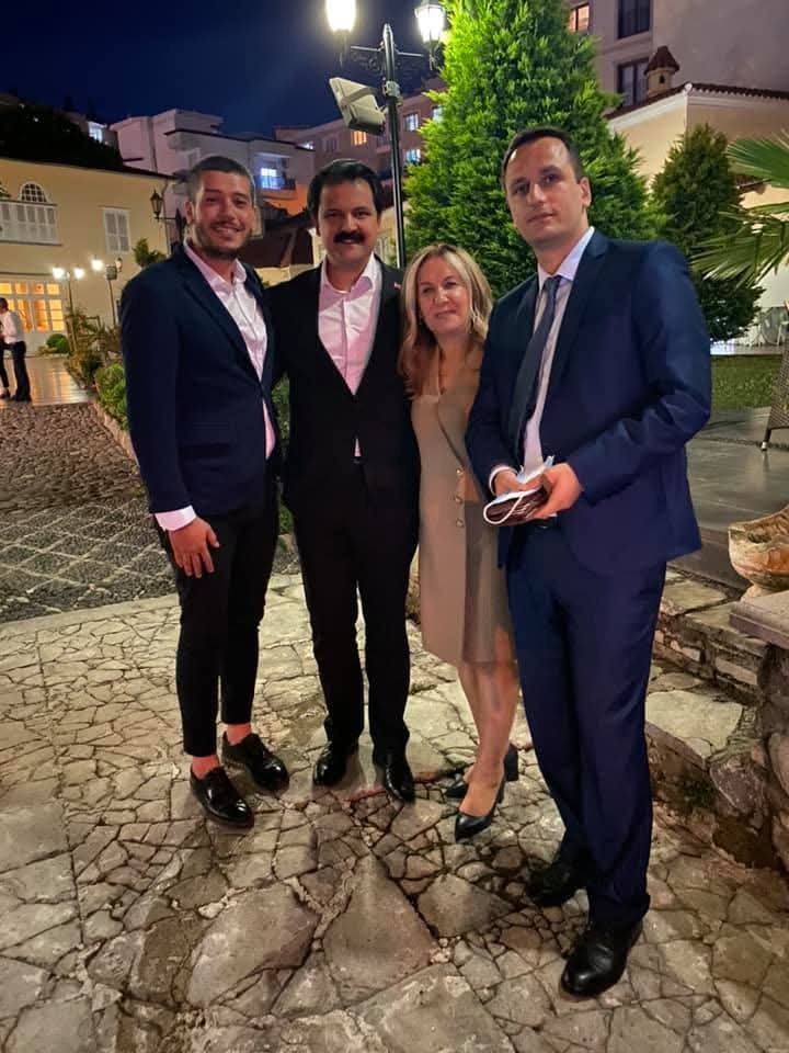ozgeulusy3's tweet photo. Bornova Belediyesi'nde çalışan Fatih Ay Sayın Kemal Kılıçdaroğlu Alevilere hakaret etmiş  ama tabi aldığımız bilgi ilçe başkanı Ertürk çapı ve Bornova Belediye Başkanı ömer ekşi buna yazdırıyormuş her yazdığında belediyeden para alıyormuş.
Siz insan değilsiniz. https://t.co/fZLwoaURxy