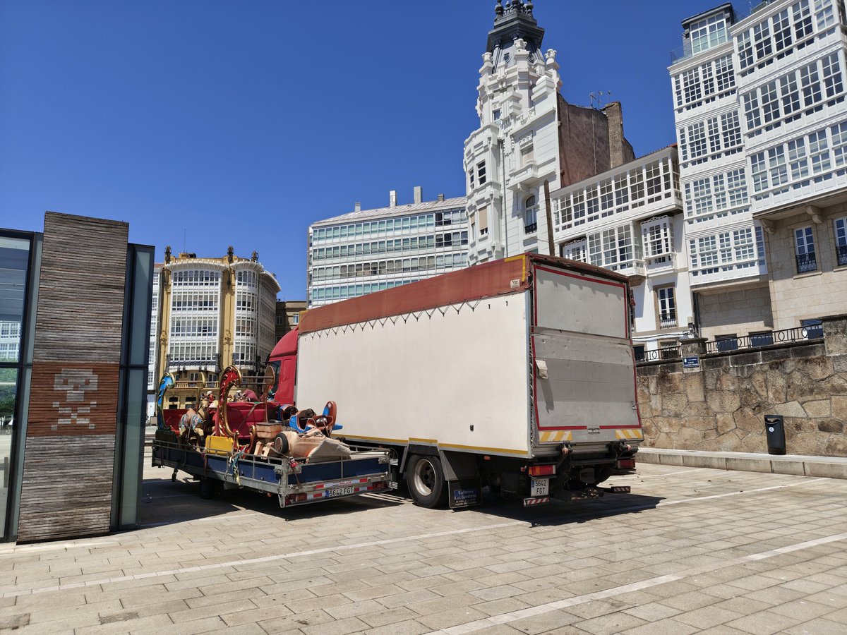 EloyTP's tweet photo. #Coruña - Comienza el montaje del tiovivo 🎠 en el Parrote de cara a la temporada de verano. https://t.co/3C0x23MoSK