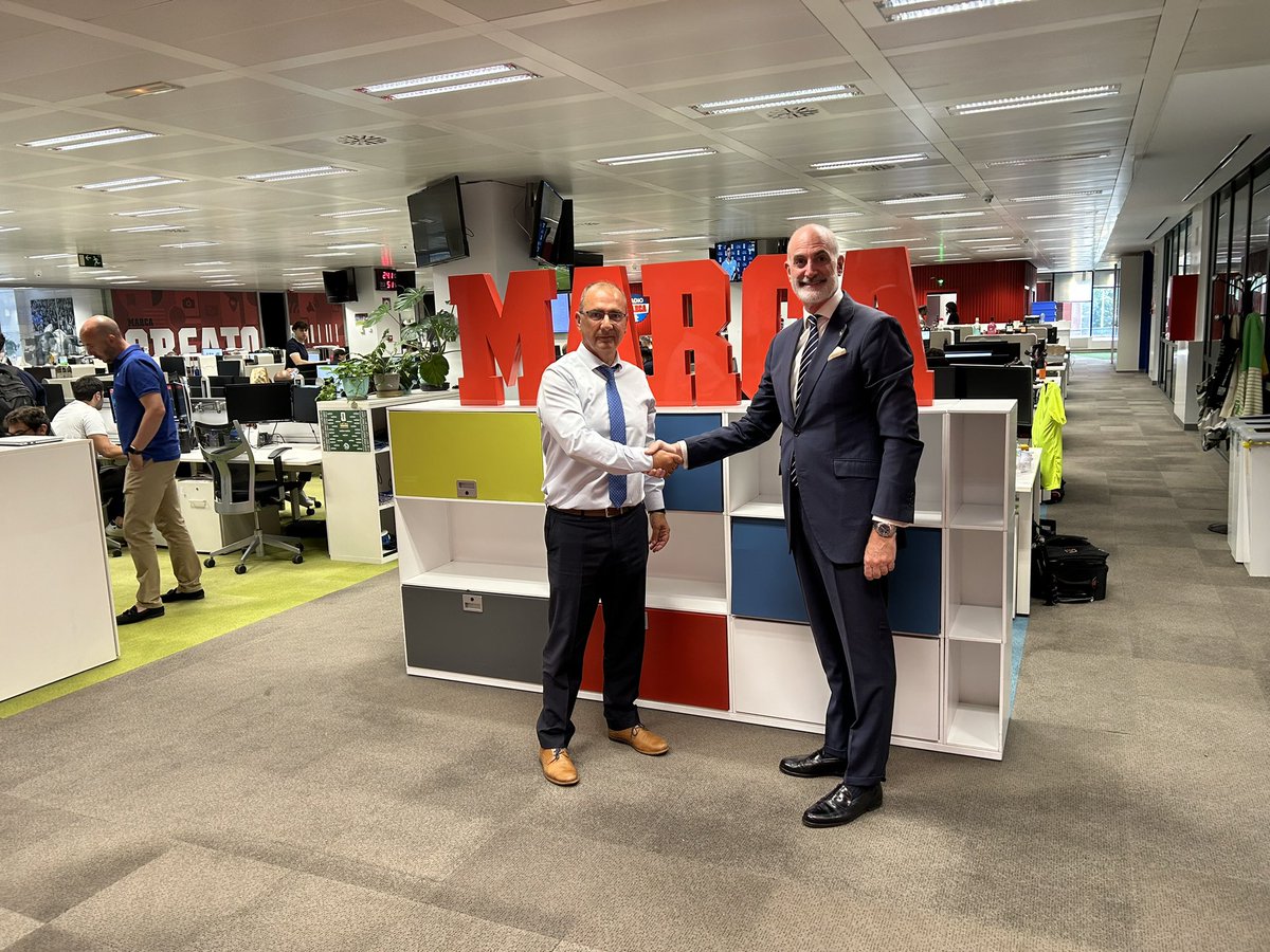 IgnaciodeCossio's tweet photo. Encuentro con Juan Ignacio Gallardo, Director de MARCA @marca , el diario deportivo más leído de España y una de las cabeceras deportivas de referencia en el mundo hispanohablante.

Ha sido un verdadero placer intercambiar impresiones sobre la evolución de la comunicación deportiva, el impacto global del fútbol y el creciente papel del deporte como herramienta de proyección internacional, diálogo y construcción de puentes entre sociedades.

Fundado en 1938, MARCA ha acompañado durante décadas algunos de los momentos más importantes de la historia del deporte español e internacional, contribuyendo a acercar el deporte a millones de aficionados y consolidándose como un referente informativo a través de sus distintas plataformas.

Durante la visita tuve también la oportunidad de recorrer parte de la redacción y conocer algunos de los espacios que reflejan la extraordinaria trayectoria de este medio de comunicación, estrechamente ligado a la historia del deporte español.

Agradezco sinceramente la cordial acogida de Juan Ignacio Gallardo y la oportunidad de conocer de primera mano el trabajo que desarrolla una institución periodística que ha sabido adaptarse a los nuevos tiempos sin perder su identidad y liderazgo.

Porque el deporte no solo se juega en los estadios. También se construye desde las instituciones, los medios de comunicación y las personas que ayudan a contar sus historias.

⚽🌍📰

#SportsDiplomacy #FootballDiplomacy #MARCA #SportsMedia #Football