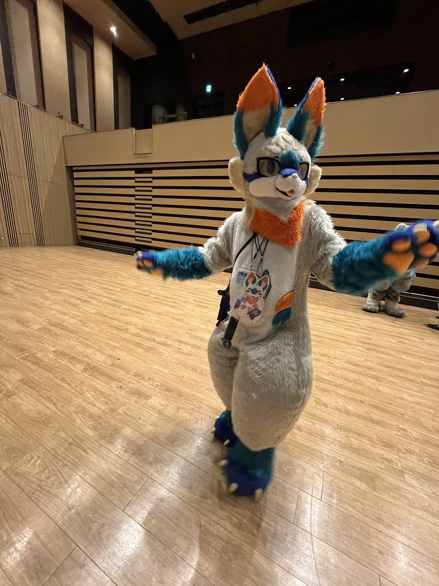 lunamal0502's tweet photo. こんなステップもできるんだよー！
#FursuitEveryday https://t.co/A9jJ9uks3v