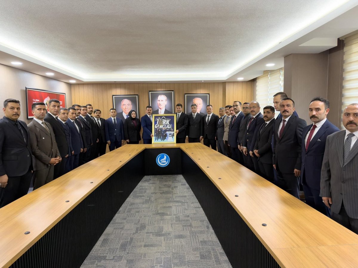 Arabanocak27's tweet photo. Türk Gençliğinin Yolbaşcısı Ülkü Ocakları Genel Başkanımız Sn.Ahmet Yiğit Yıldırım’ı İl Divanımız Ve İlçe Ocak Başkanlarımızla ziyaret ettik. https://t.co/5jnUKXVRsW