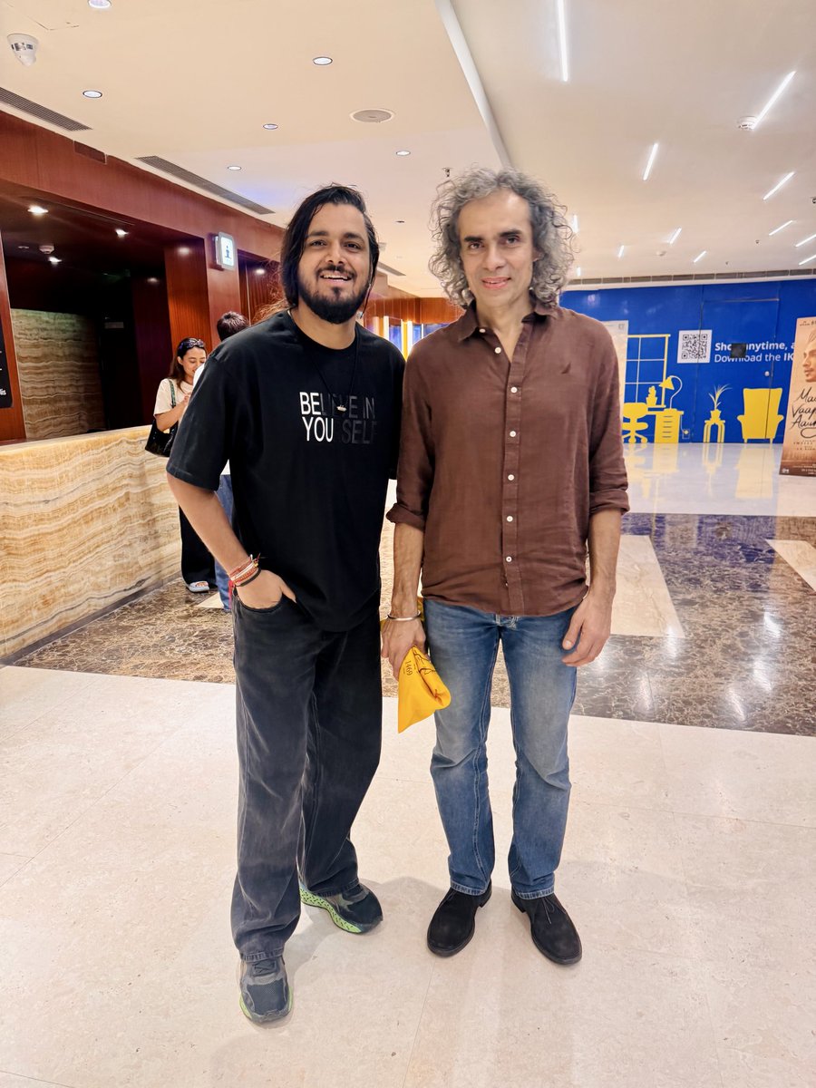 Chetanzehan's tweet photo. Meeting India’s finest storytellers and Director @imtiazaliofficial Saab at the premiere of @mainvaapasaaunga was truly a moment to remember.
Still remember walking out of the cinema after watching Rockstar totally as a changed person. Also,Wishing you a very Happy Birthday, Sir https://t.co/dHrzwTT6vH