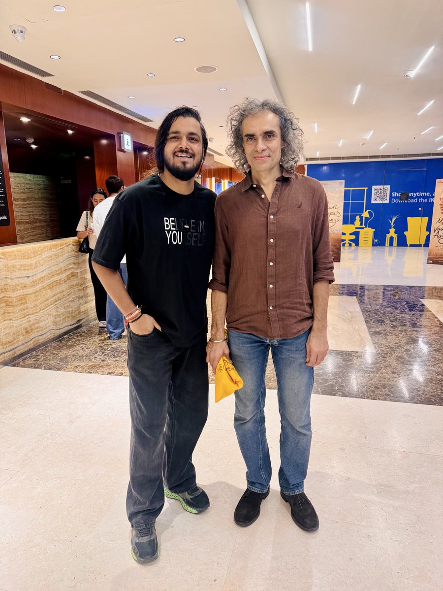 Chetanzehan's tweet photo. Meeting India’s finest storytellers and Director @imtiazaliofficial Saab at the premiere of @mainvaapasaaunga was truly a moment to remember.
Still remember walking out of the cinema after watching Rockstar totally as a changed person. Also,Wishing you a very Happy Birthday, Sir https://t.co/dHrzwTT6vH