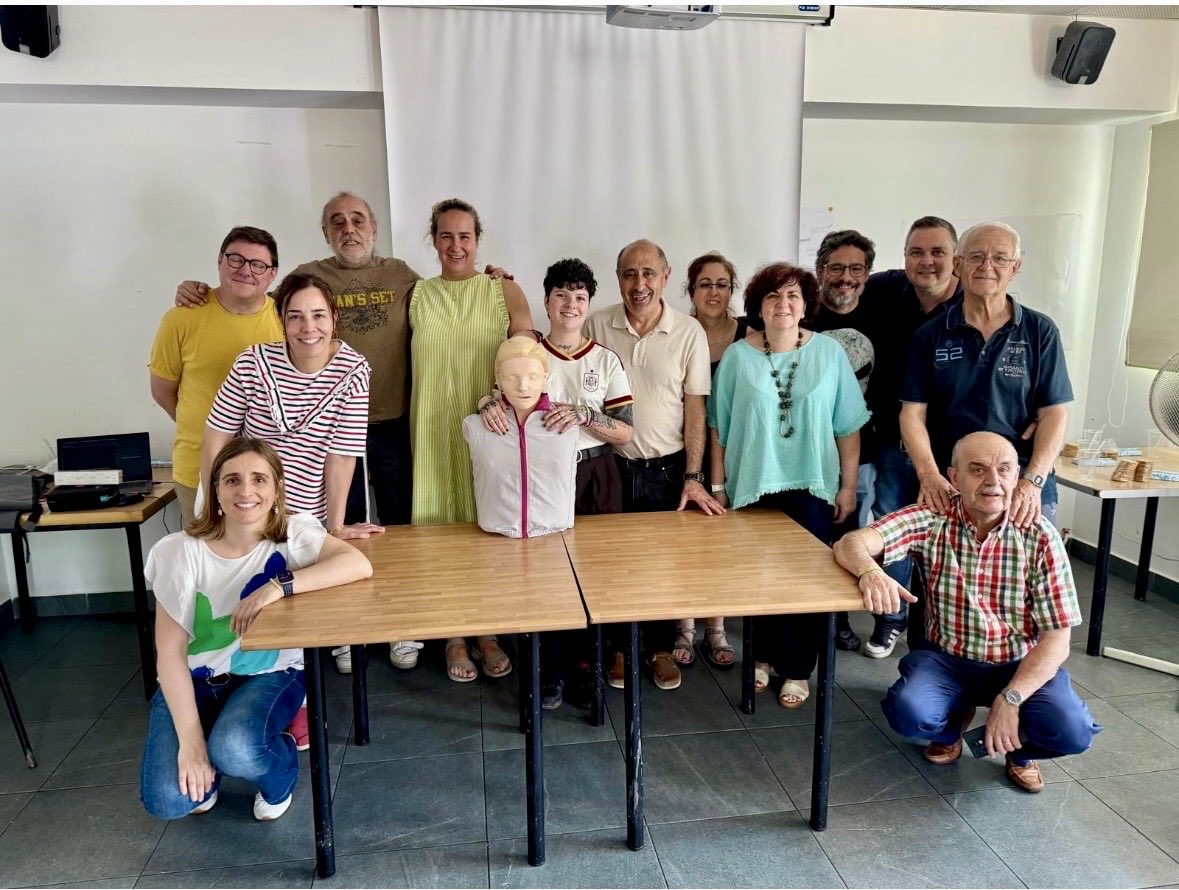 AnestesiaHCUV's tweet photo. @AnestesiaHCUV ha organizado un curso de formación en RCP y primeros auxilios para trabajadores y voluntarios de Cáritas.
Muchas gracias por vuestra acogida; ha sido una experiencia maravillosa. Salvar vidas es siempre un privilegio, pero hacerlo junto a personas tan comprometidas con los demás lo hace aún más especial #anestesiaclinico #sinaflojar