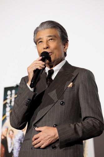 舘ひろしネガフィルム CINEMA】舘ひろし、赤いエプロン姿で劇場のお客様におもてなし⁉️ TOHO