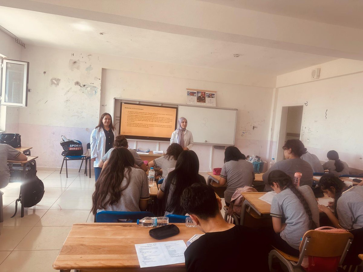 kiziltepeism's tweet photo. Müdürlüğümüz Eğitim Birimi tarafından Necip Fazıl Kısakürek Anadolu Lisesi’nde öğretmen ve öğrencilere  ‘’ Bebek -Çocuk-Genç  Akademisi ’’ eğitimleri verilmiştir. @mardinilsaglik @halksagligigm @sbsggm https://t.co/ynL2JcDmkt