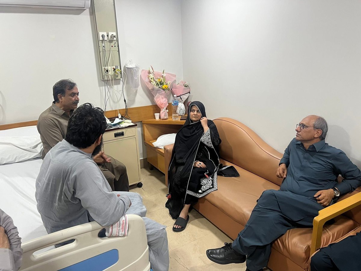 iAliTrimzi's tweet photo. صوبائی وزیر محنت سندھ و صدر پاکستان پیپلز پارٹی کراچی ڈویژن سعید غنی نے صبا حیدر کی والدہ سے ملاقات کرکے ان کی خیریت دریافت کی اور صبا حیدر کی جلد صحت یابی کے لیے نیک تمناؤں اور دعاؤں کا اظہار کیا۔
اللہ تعالیٰ صبا حیدر کو مکمل صحتِ کاملہ عطا فرمائے۔ آمین 🤲🏻 @SaeedGhani1 @SabaHyder1