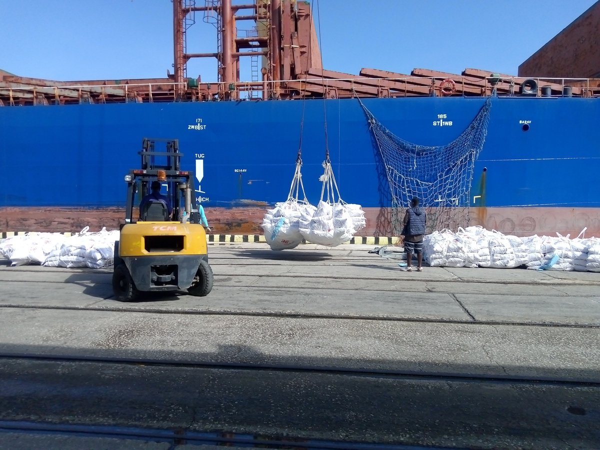 MincinCuba's tweet photo. En el puerto de La Habana avanza la descarga del arroz donado por la República Popular China, gesto que reafirma los lazos de amistad y cooperación entre nuestras naciones.

#TumbaElBloqueo #CubaQuierePaz #ComercioCuba https://t.co/UCXftpsNn4