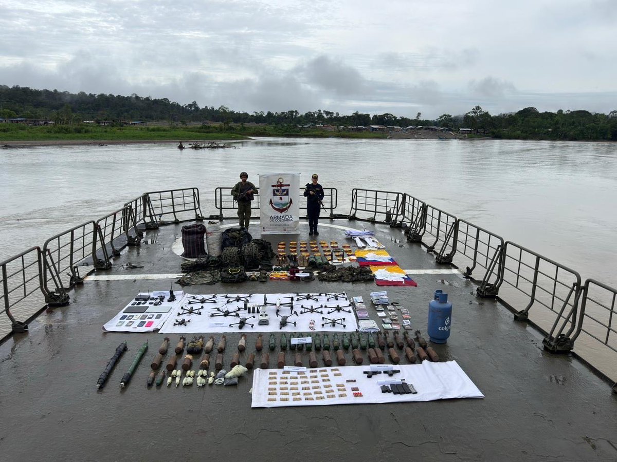 ArmadaColombia's tweet photo. #EsNoticia ⚓🇨🇴 En una contundente operación conjunta sobre el río Micay, en el departamento del Cauca junto al @COL_EJERCITO y la @FuerzaAereaCol, logramos la ubicación e inutilización de dos depósitos ilegales pertenecientes al GAOR Estructura Sexta “Jaime Martínez”.

Durante la operación fueron incautados 13 drones, aproximadamente 350 kilogramos de explosivos, armamento, equipos de comunicaciones y abundante material logístico, elementos que serían utilizados para ejecutar acciones terroristas y afectar la seguridad de las comunidades.

Este importante resultado operacional debilita las capacidades criminales de este grupo armado organizado y contribuye a la protección de la población civil, la estabilidad institucional y las condiciones de seguridad necesarias para el ejercicio democrático en el Pacífico colombiano.

#ContundenciaOperacional ⚓️
