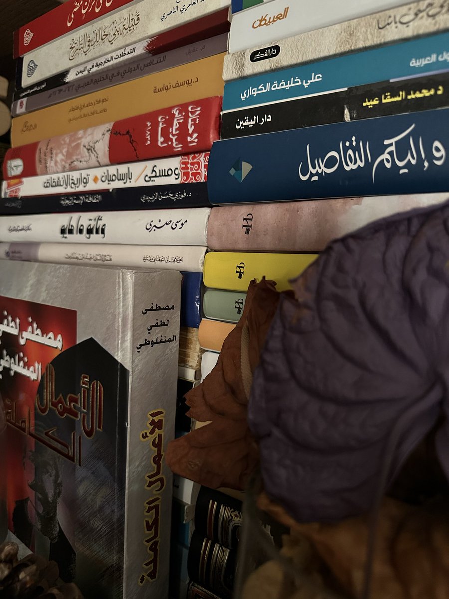 w_alk22's tweet photo. يداوي المرء أسقامه بالكتب ويروض آلامه بالأدب فيعيد سرد مشاعره ويعرضها من جديد كي يملك زمامها .
#من_على_رفوف_مكتبتي https://t.co/66PIB3X31V