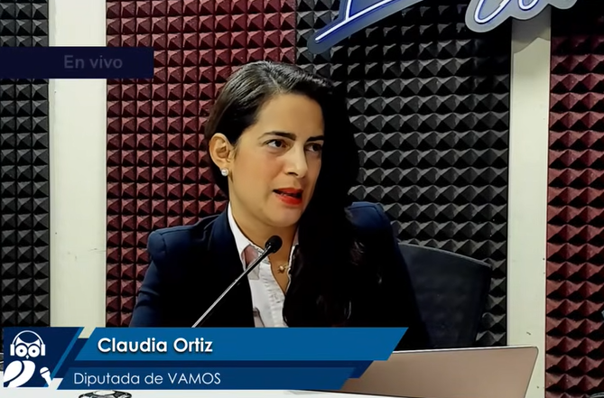 ysuca91siete's tweet photo. #LaEntrevistaYSUCA | El discurso es "darle gobernabilidad al presidente", pero detrás de eso hay una falacia. Lo que ellos llaman gobernabilidad es, en realidad, obediencia absoluta y ciega de las instituciones. Debemos aspirar a una gobernabilidad democrática, que pasa por el cumplimiento de las reglas del juego democrático, señala la diputada de @vamoselsalvador   @ClaudiaOrtizSV