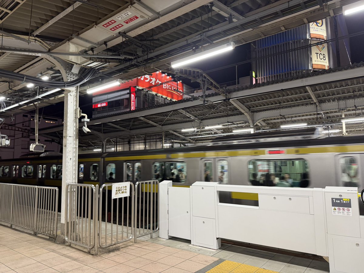 lumevangis's tweet photo. 地震、結構な揺れでした。電車止まって買えれないのは悲惨なのでファイル保存だけして撤収してきました。電車は動いてますね。ヨシヨシ( T_T)＼(^-^ ) https://t.co/fFNt0JIBsn