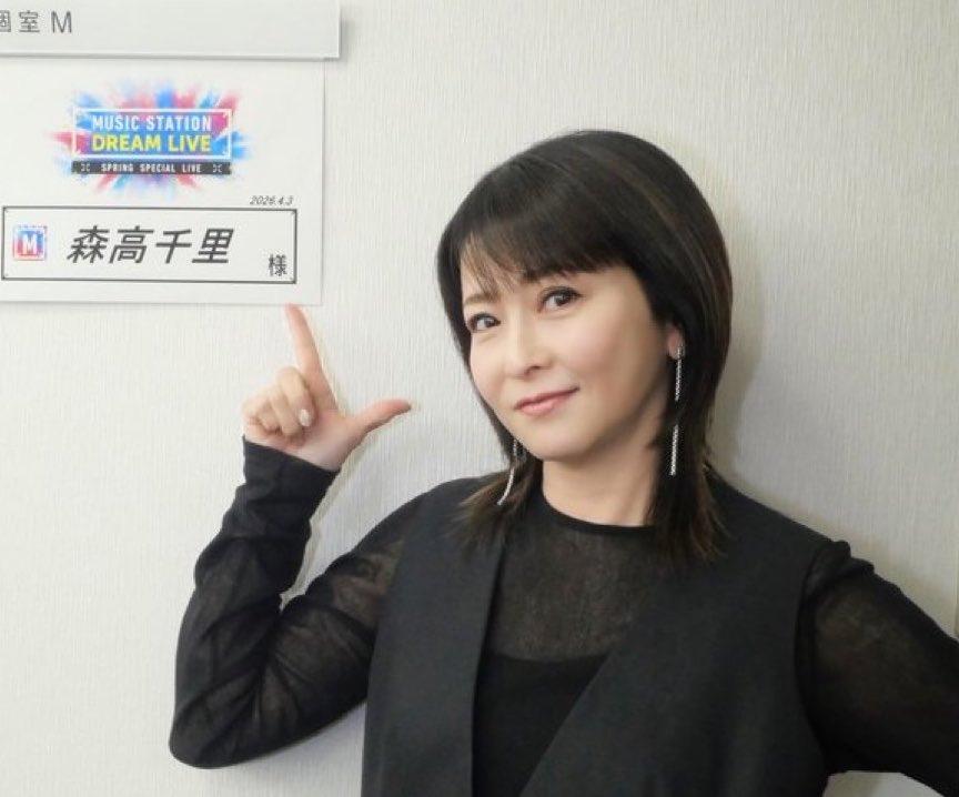 chisatologist's tweet photo. 「私って、黒が似合うでしょう？」

違う。似合うとかじゃなくて、

黒という色はきっと森高のためにあるのだ。 https://t.co/SJhziFmPEa