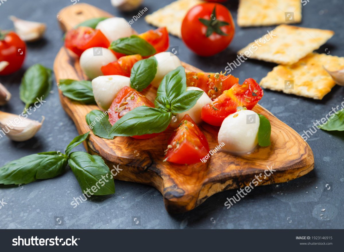 addakelate's tweet photo. [Fresh basil, ripe tomatoes u0026 creamy mozzarella—grab these quick for a classic Caprese salad! Your weekend meal just got easier!]， https://t.co/O6NtvQUpIJ