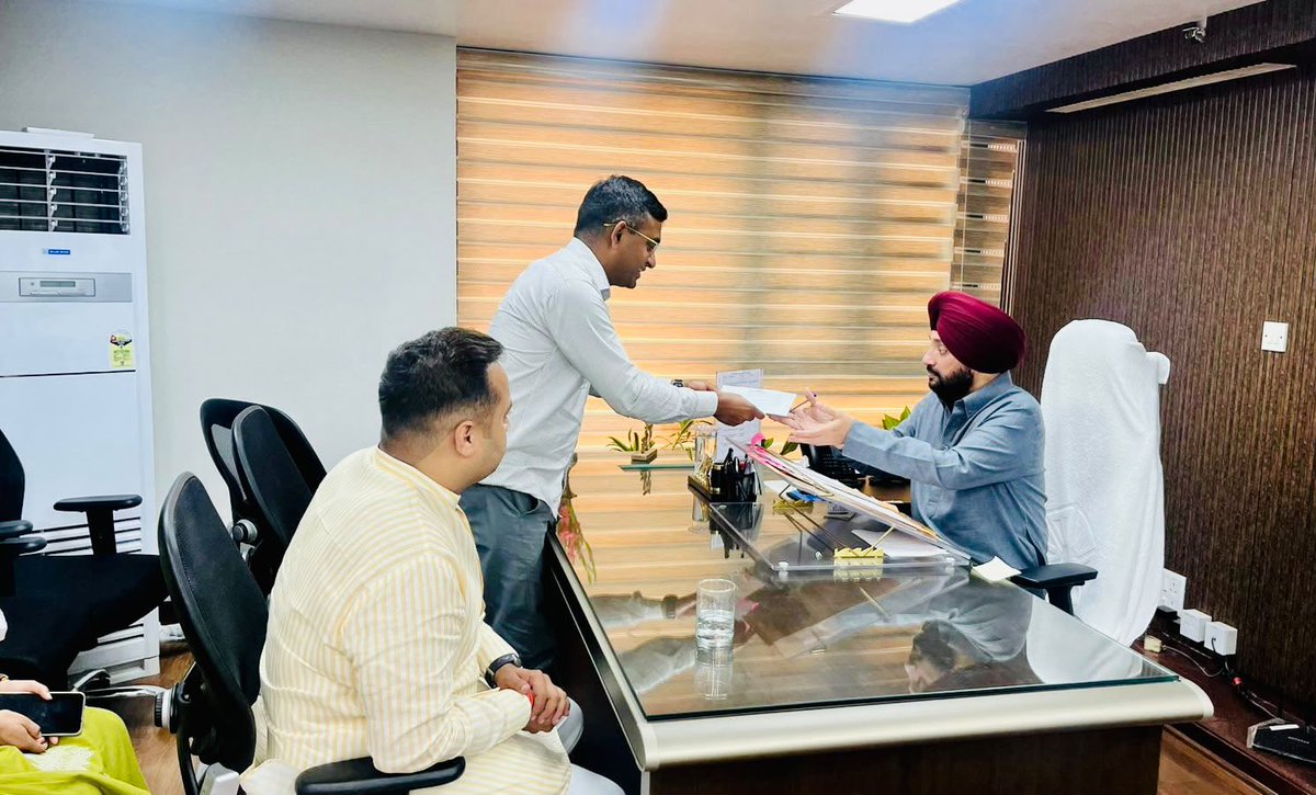 ArvinderLovely's tweet photo. प्रधानमंत्री श्री @narendramodi जी के नेतृत्व में सेवा, सुशासन और गरीब कल्याण के 12 वर्ष पूर्ण होने पर चलाए जा रहे जनसंपर्क अभियान के अंतर्गत रवि रस्तोगी जी, महेश राजोरा जी, संजय गुप्ता जी एवं मनीष तिवारी जी से भेंट कर संवाद किया।

इस दौरान मोदी सरकार के 12 वर्षों में देश में हुए विकास कार्यों,कल्याणकारी योजनाओं एवं विकसित भारत के संकल्प पर चर्चा हुई। समाज के प्रबुद्ध एवं सम्मानित नागरिकों के विचार सदैव राष्ट्र निर्माण की दिशा में महत्वपूर्ण भूमिका निभाते हैं।

#12YearsofSewa