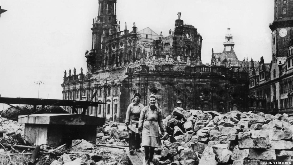 Visero's tweet photo. @TheFl0orIsLaVa This is Dresden after the bombing by Great Britain and the United States in February 1945. Thousands of people were killed, many Christian churches were destroyed. https://t.co/I3lImuyBFi
