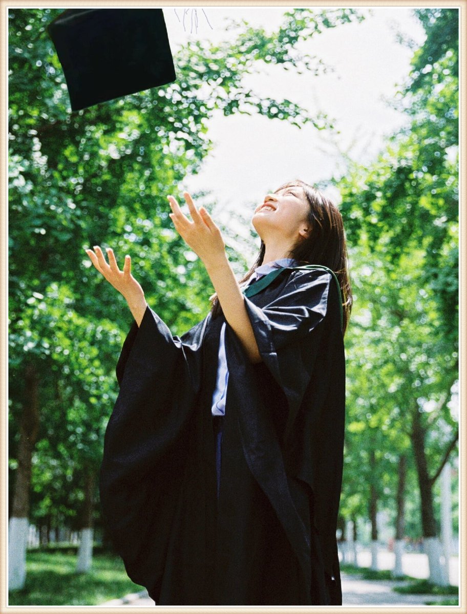 mona99463596's tweet photo. Graduation check: cap and gown on, memories all in my heart, and a whole world to explore.  Time flies, but these four years are forever. https://t.co/bvVwIslnpj
