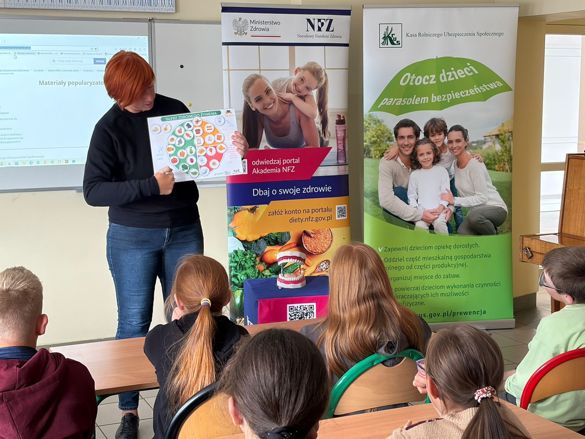 NFZ_Gdansk's tweet photo. Zdrowie zaczyna się od #profilatyki
Team #KRUS i #PomorskiNFZ przeprowadził lekcję zdrowia dla uczniów Szkoły Podstawowej #Nieżychowice
Dbajmy o zdrowie. To procentuje każdego dnia💪 https://t.co/O8M8WaQCFH