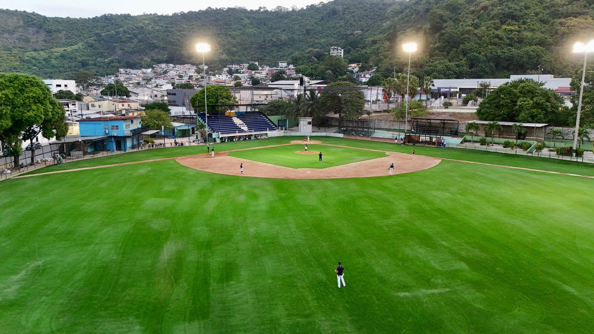DiegoArcos14's tweet photo. En nuevo césped sintético de la Liga Miraflors de béisbol luce espectacular. Esta liga es responsable de más del 60% del desarrollo del
Béisbol en Ecuador. https://t.co/05LF26ckXq