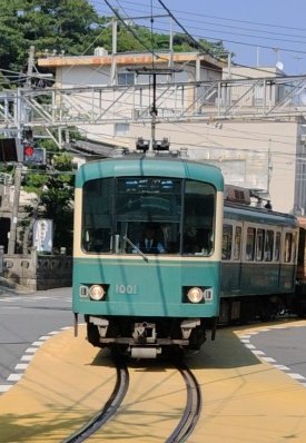 FOLON4734's tweet photo. そういえばたまたま3日前に撮った1001-1051号編成

撮ってから2日後にまさか引退宣言されるとは思わないよ…

営業運転最終日の最後の運用まで元気に走り続けることを願います

#江ノ電 https://t.co/WZU4oY1ZIU