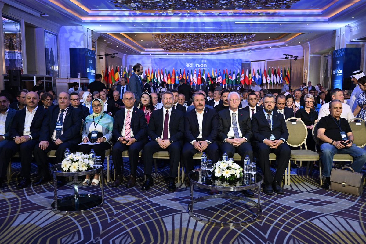 EgitimBirSen's tweet photo. 📍 İstanbul EdUnion Forum 2026

Eğitimde Küresel Dayanışmanın Yeni Platformu İstanbul EdUnion Forum’un açılış törenine Milli Eğitim Bakan Yardımcısı Cihad Demirli, İstanbul Valisi  Davut Gül, Cumhurbaşkanlığı Eğitim ve Öğretim Politikaları Kurulu üyesi Prof. Dr. Yusuf Alpaydın, Eğitim Enternasyonali temsilcisi Dalila El-Barhami katıldı.

İstanbul EdUnion Forum 2026’ya katılmak üzere 55 ülkeden 67 eğitim sendikası, 1 uluslararası ve 2 bölgesel eğitim örgütü olmak üzere toplam 132 sendikacı lider İstanbul’a geldi.

İstanbul EdUnion Forum 2026 başladı. 

#İstanbulEdUnionForum | #EğitimBirSen | #EğitimVeEmek | #KüreselDayanışma